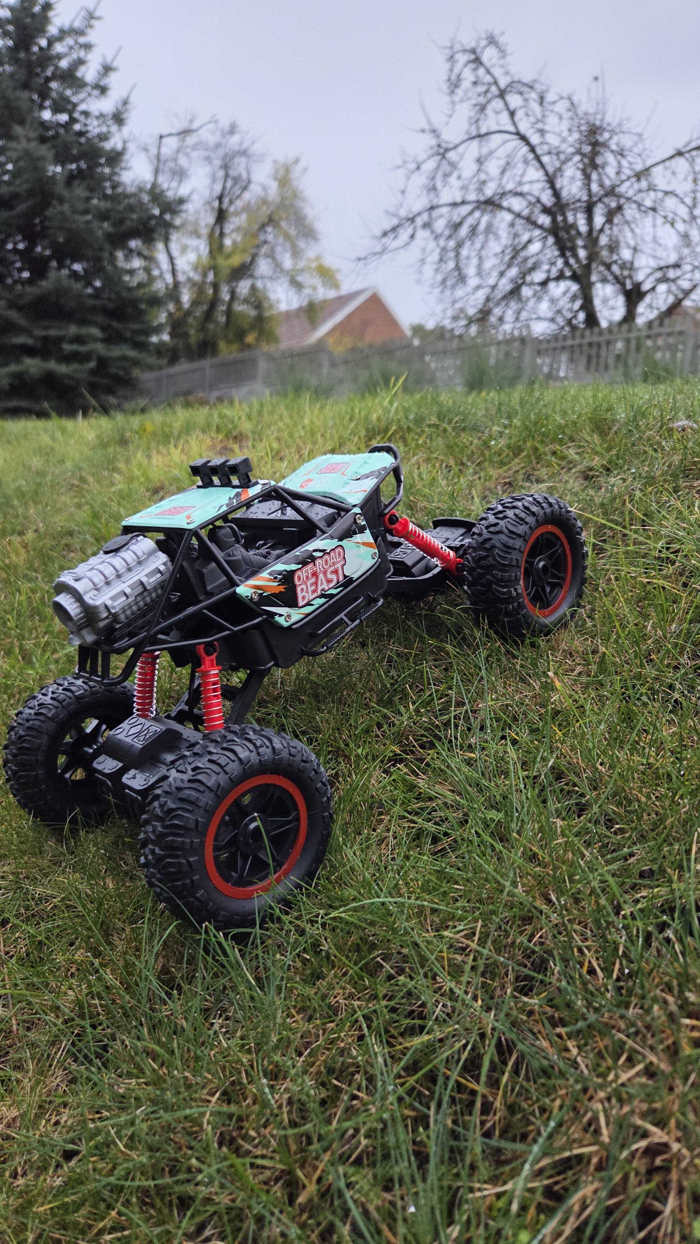 OFF ROAD BEAST – RC Car with Smoke Effect and LED Lighting